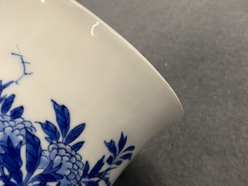 Een Chinese blauw-witte vaas met musicerende en dansende dames, Kangxi